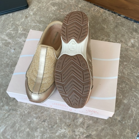 - Woman’s easy spirit/ casual slip - Picture 3 of 3